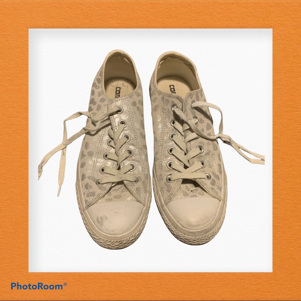 Women’s low top Converse sneaker